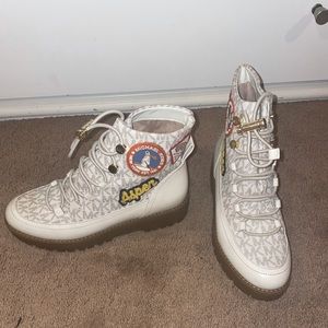 Woman’s Michael kors snow boots size 7